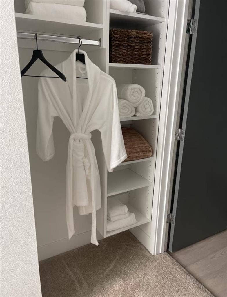 Modern 1 Bedroom, 1 Bathroom