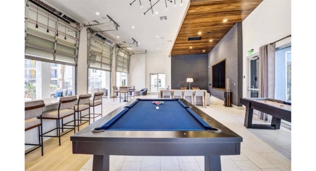 Modern 1 Bedroom, 1 Bathroom