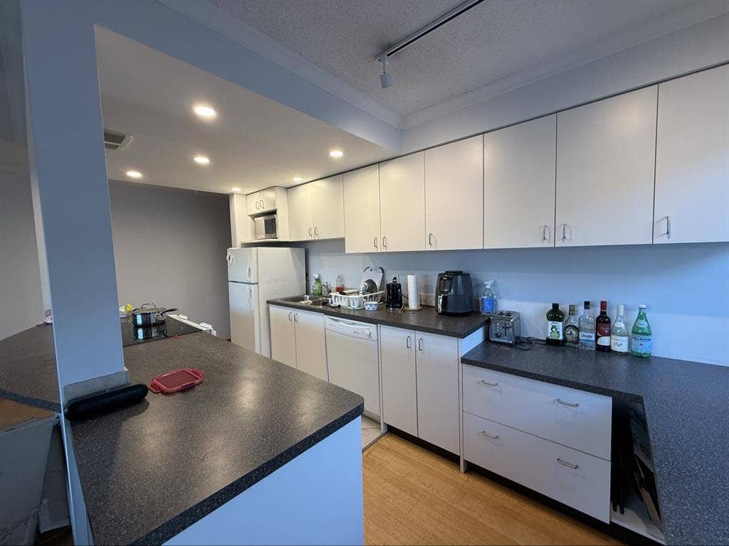 Roommate Wanted in Fairview