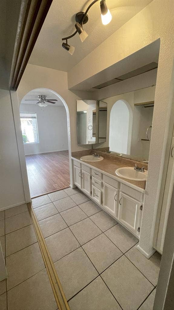 Full furnish master bathroom