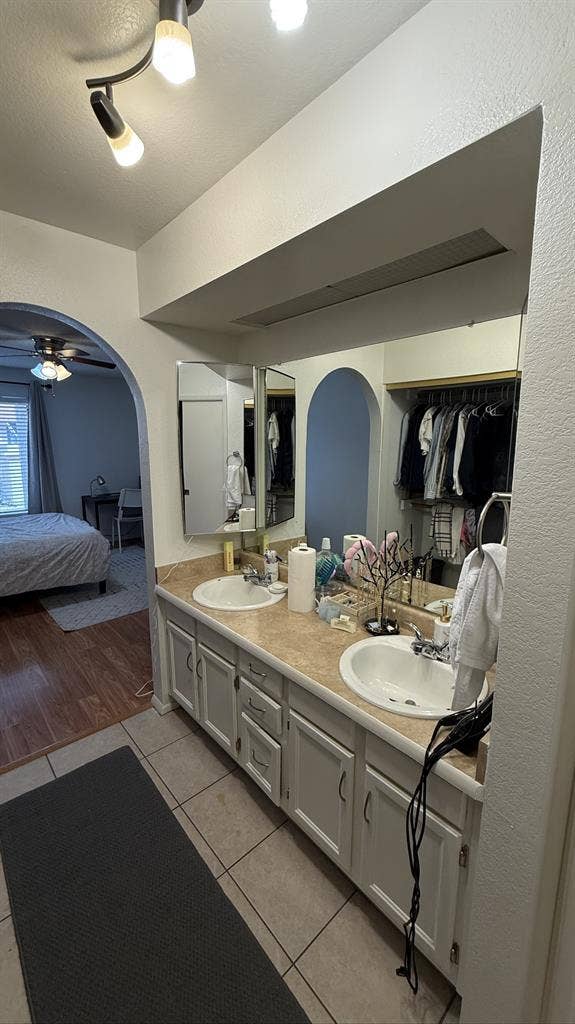 Full furnish master bathroom