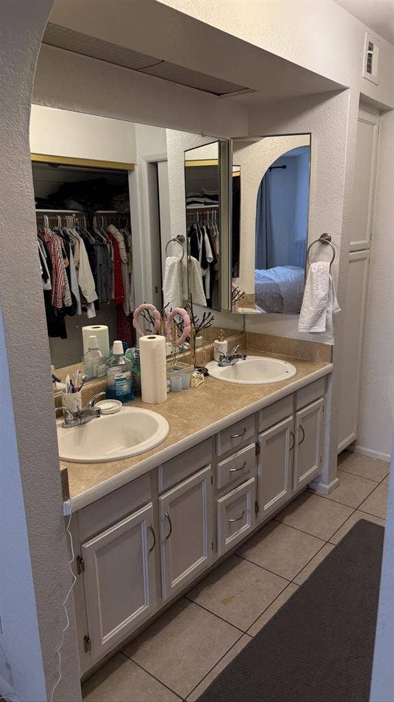 Full furnish master bathroom