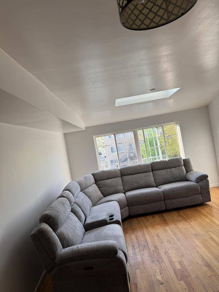 1 queen/king room with full ba