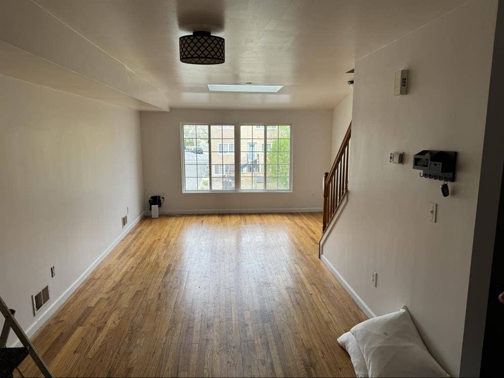 1 queen/king room with full ba
