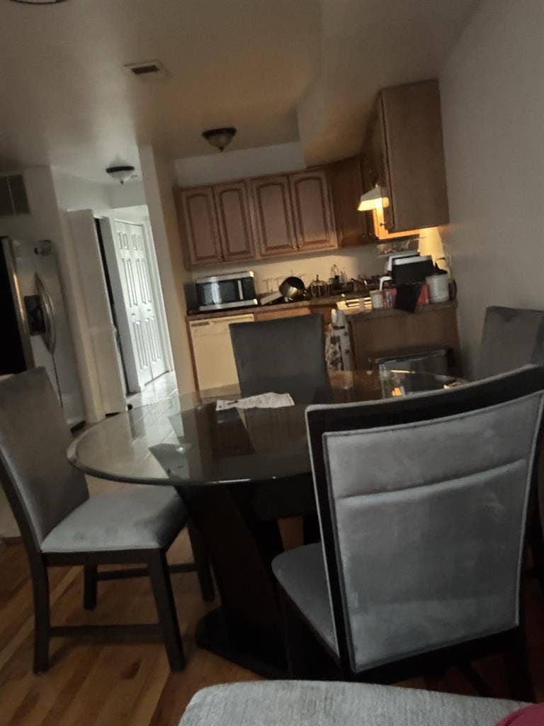 1 queen/king room with full ba