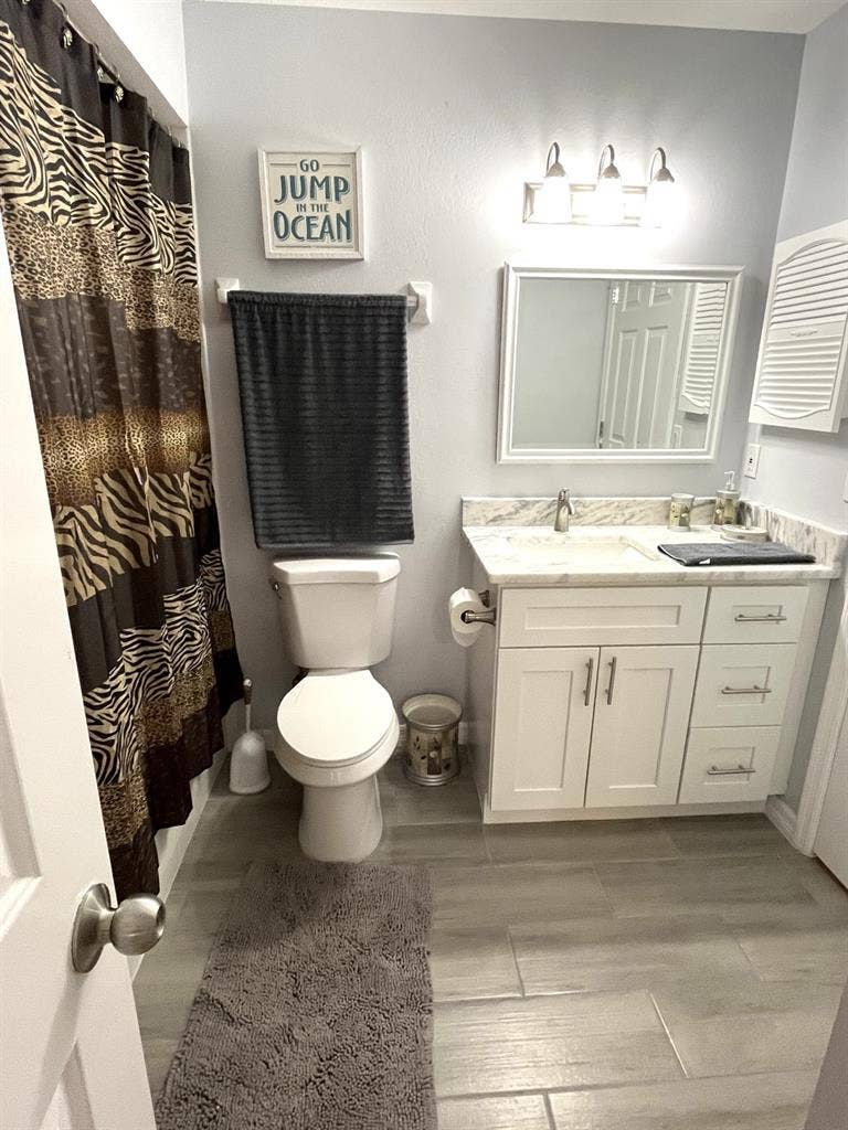Renovated modern 2br in Meadows