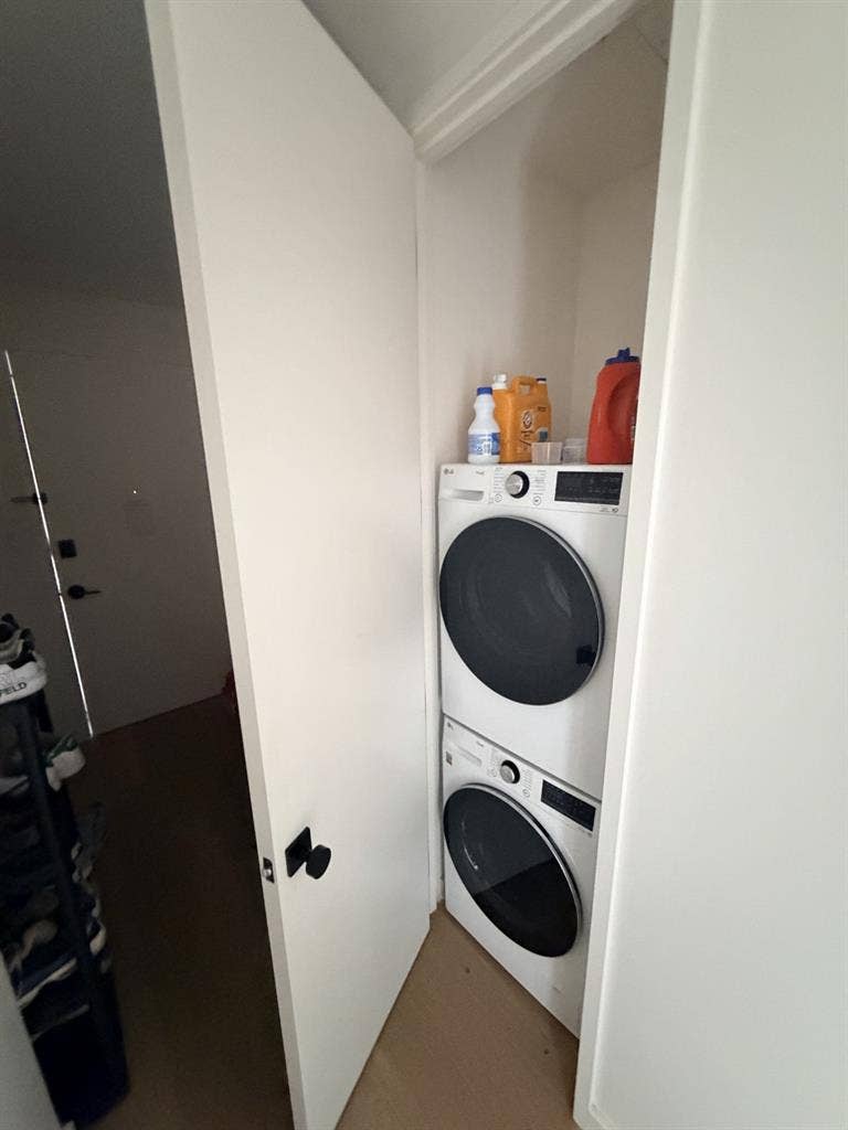 1 bed 1 bath available in a 2B2B!!