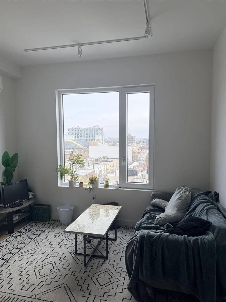 1 bed 1 bath available in a 2B2B!!