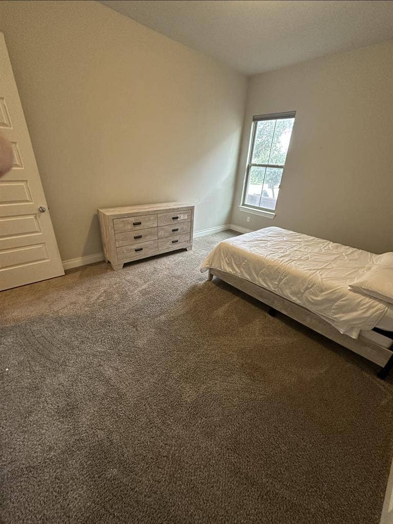 Large furnished room in Georgetown