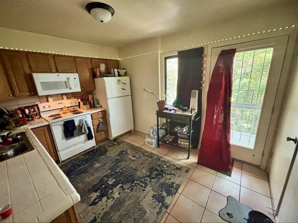 Awesome location, roommate, & dog!