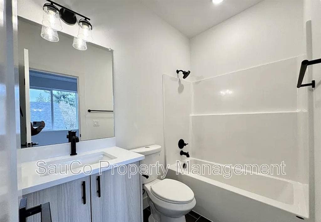 Woodstock Room (parking, backyard)