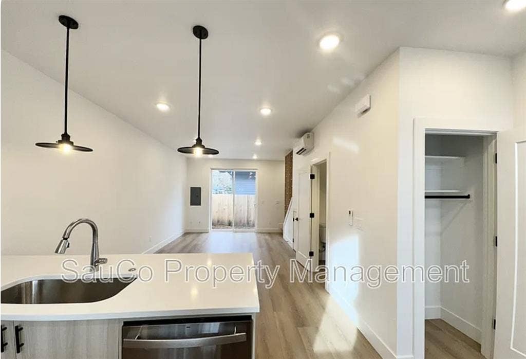 Woodstock Room (parking, backyard)