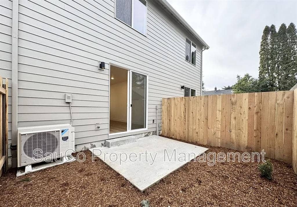 Woodstock Room (parking, backyard)