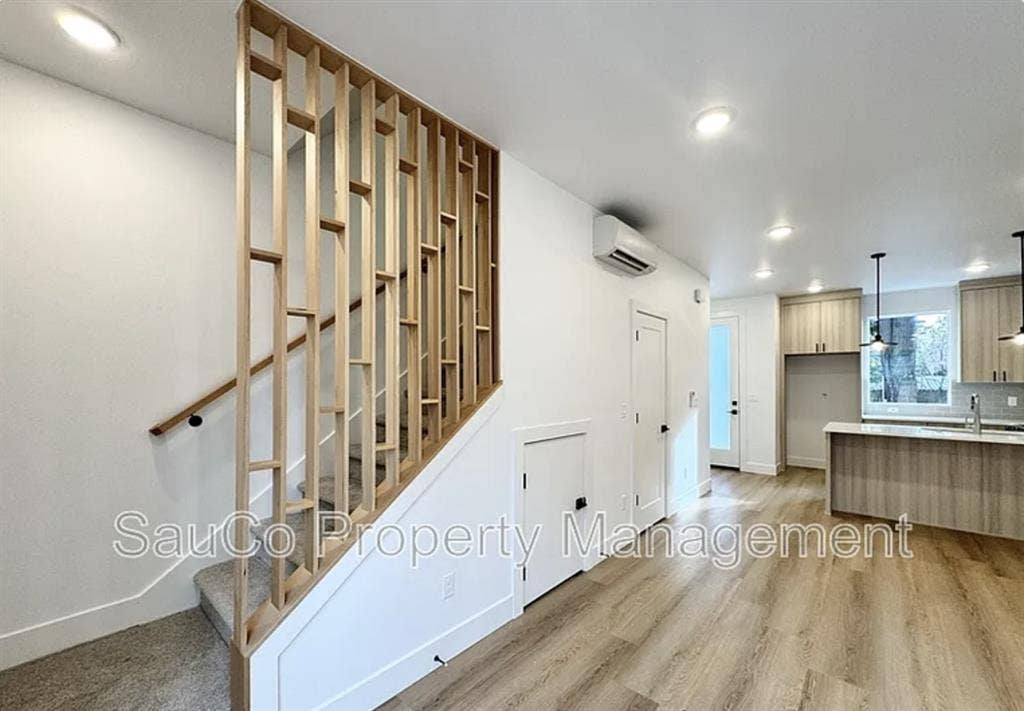 Woodstock Room (parking, backyard)