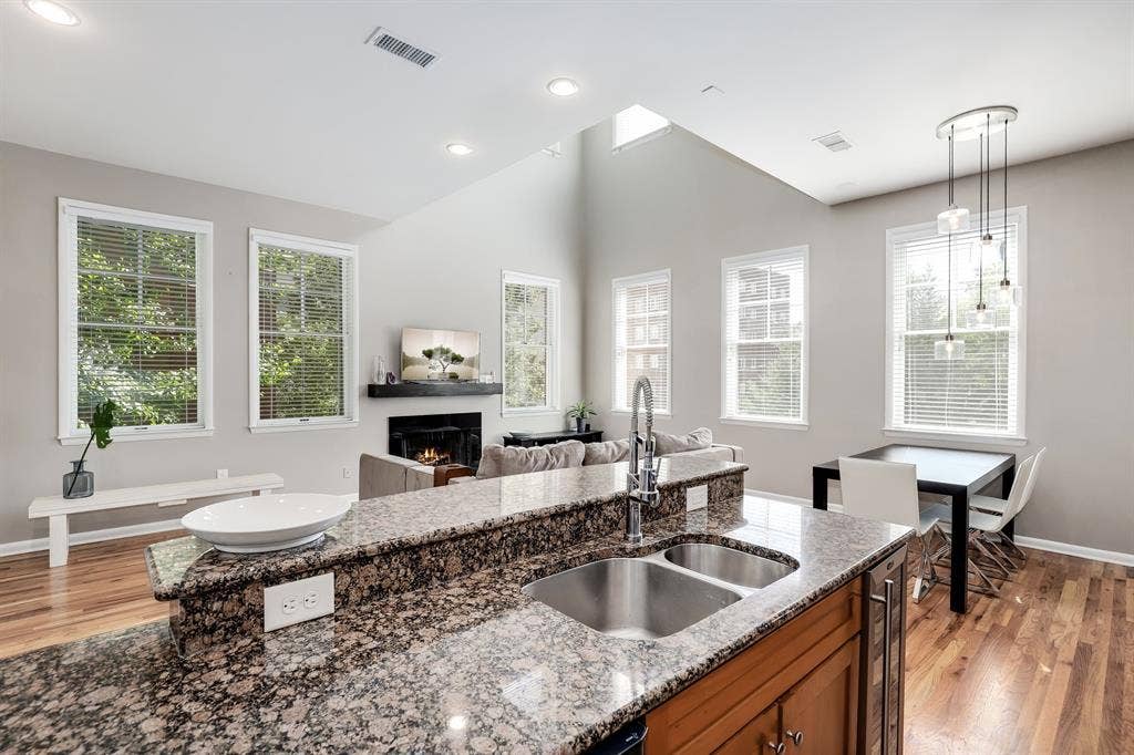 Beautiful Furnished 2Bedroom Aptm