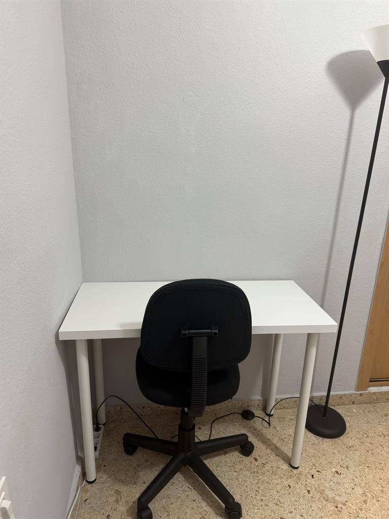 Habitación con escritorio