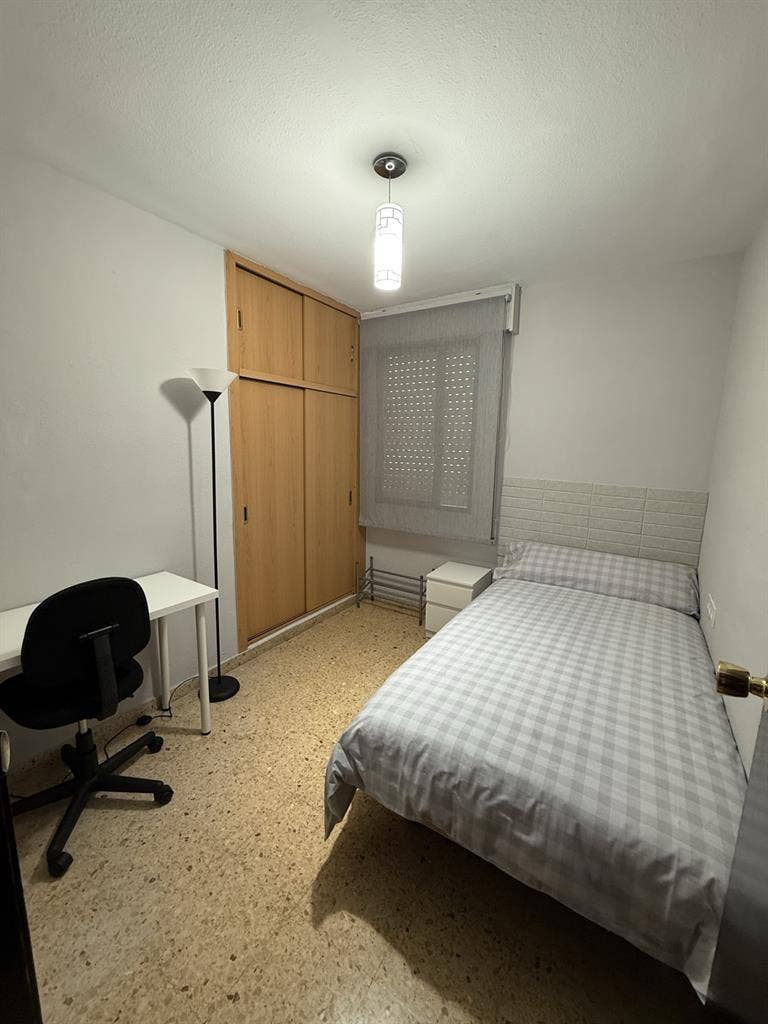 Habitación con escritorio