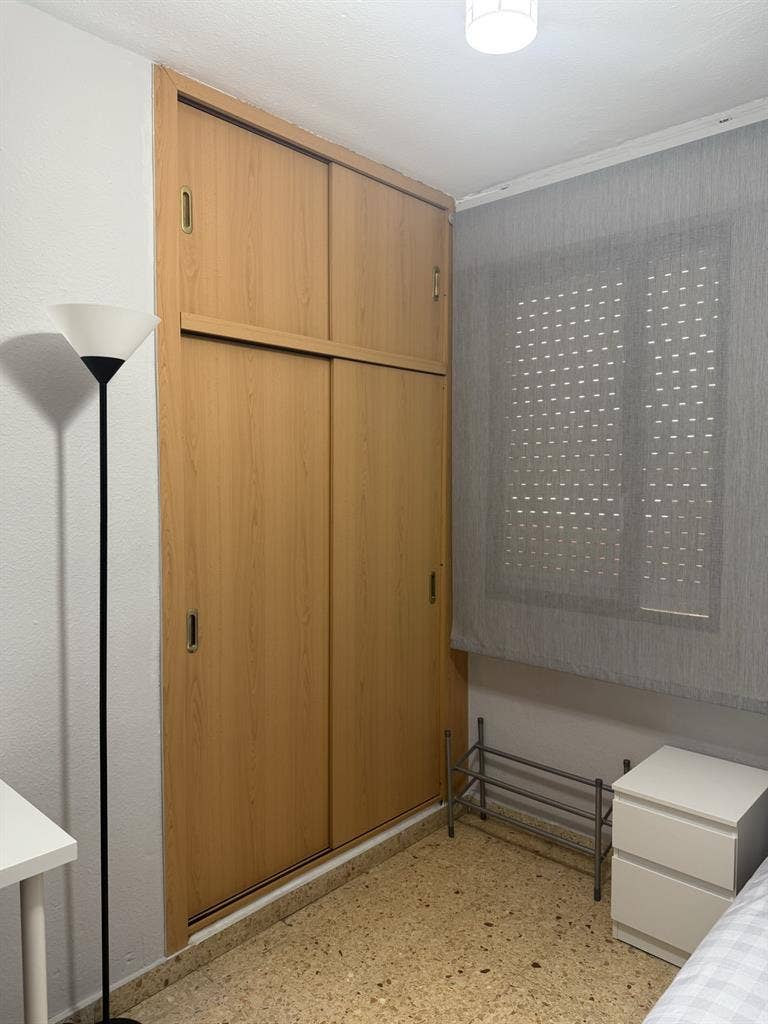 Habitación con escritorio
