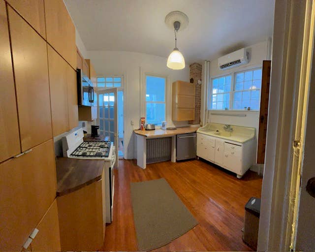 C-Heights/Rooms in Victorian house