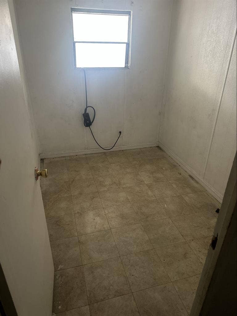 Small room + office room for rent