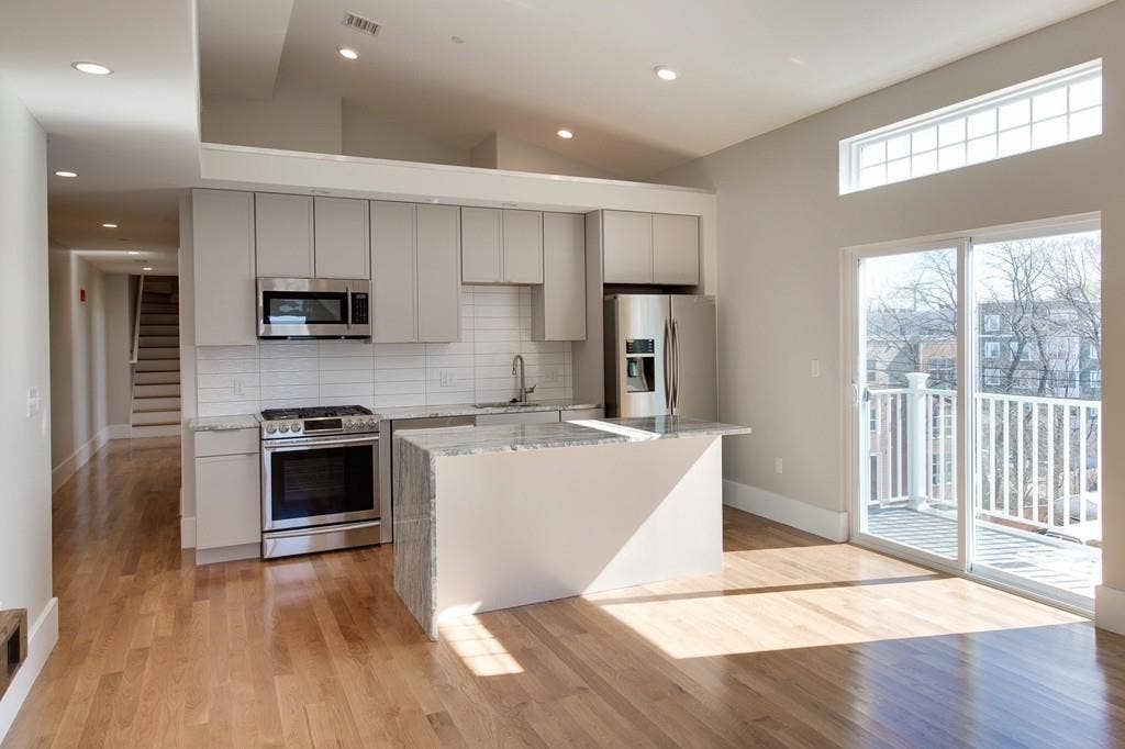 Modern Condo - Seaport, Airport,