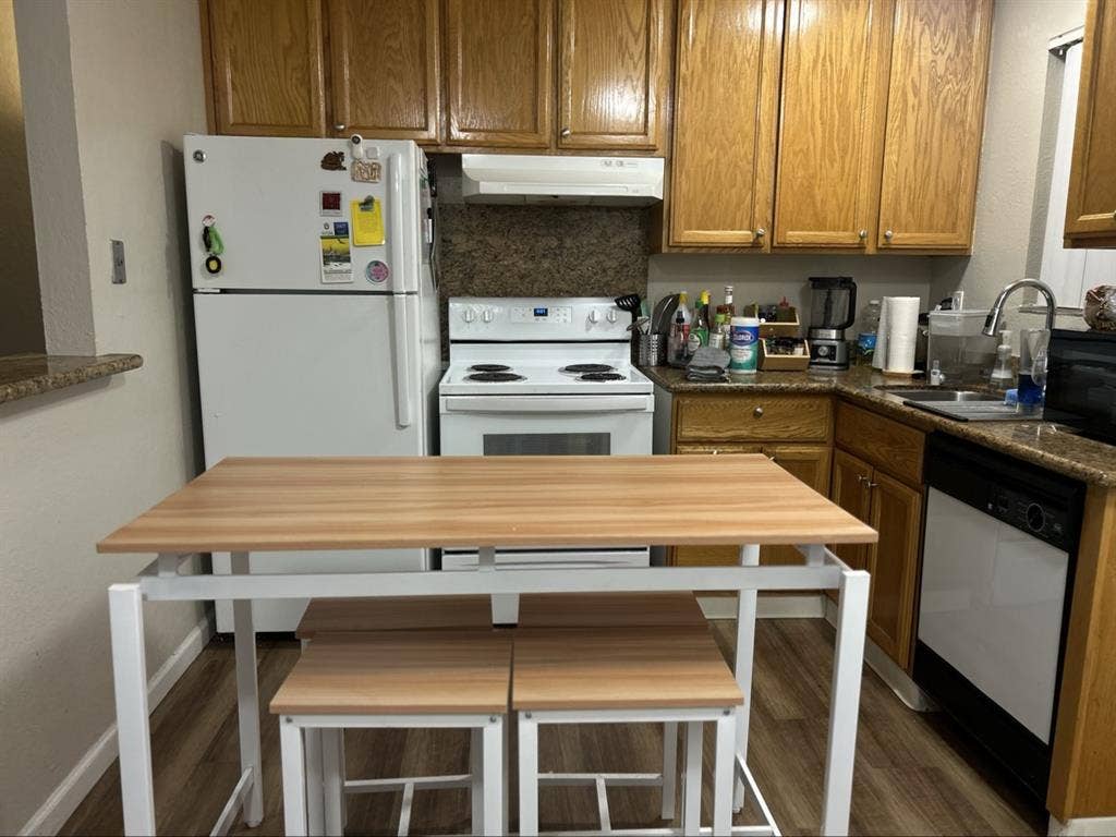 Room Available at Gated Apartmentts