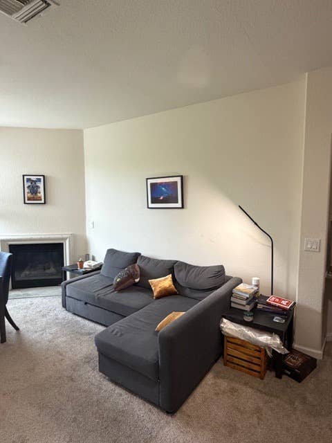 Unfurnished Room in 2B / 2B
