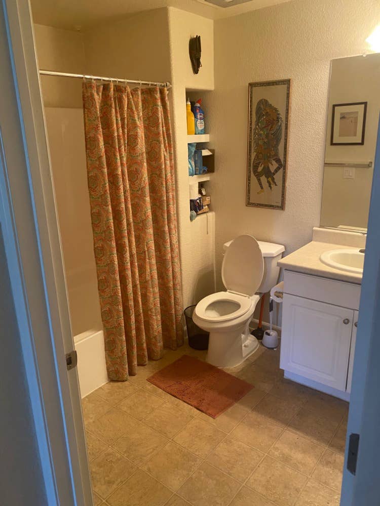 Unfurnished Room in 2B / 2B