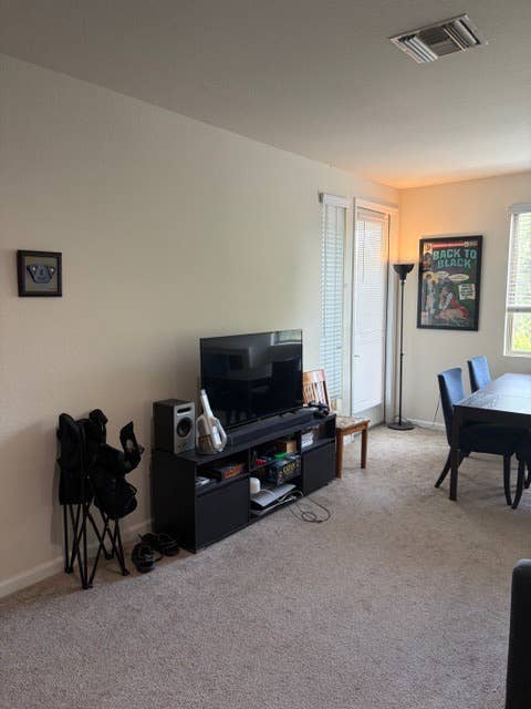 Unfurnished Room in 2B / 2B