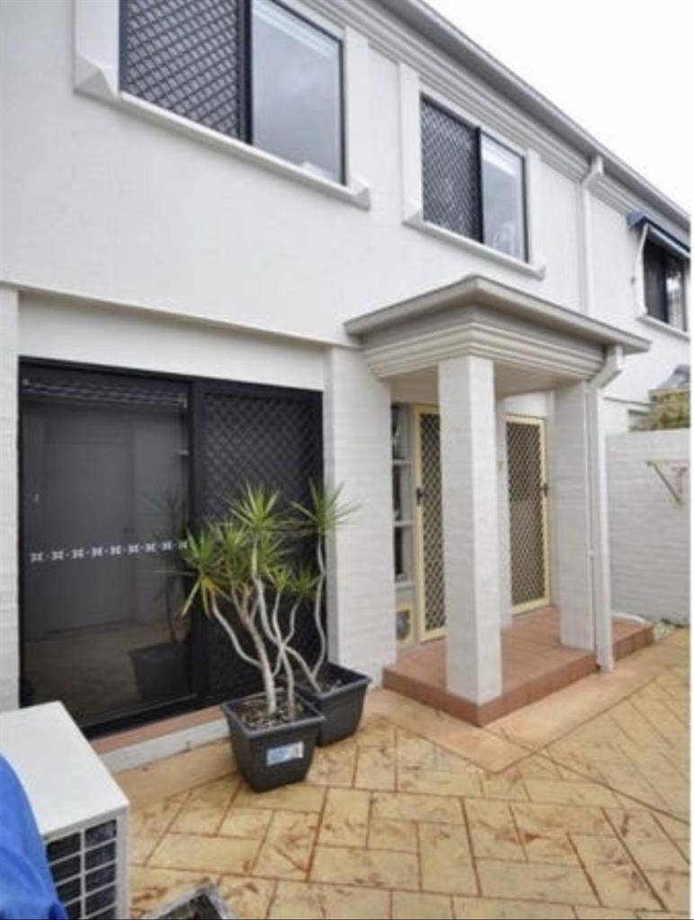 1 or 2 rooms for rent. Gold Coast