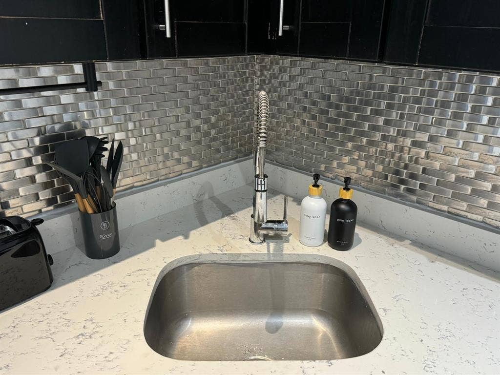 Fully Furnished Sunny Sublet