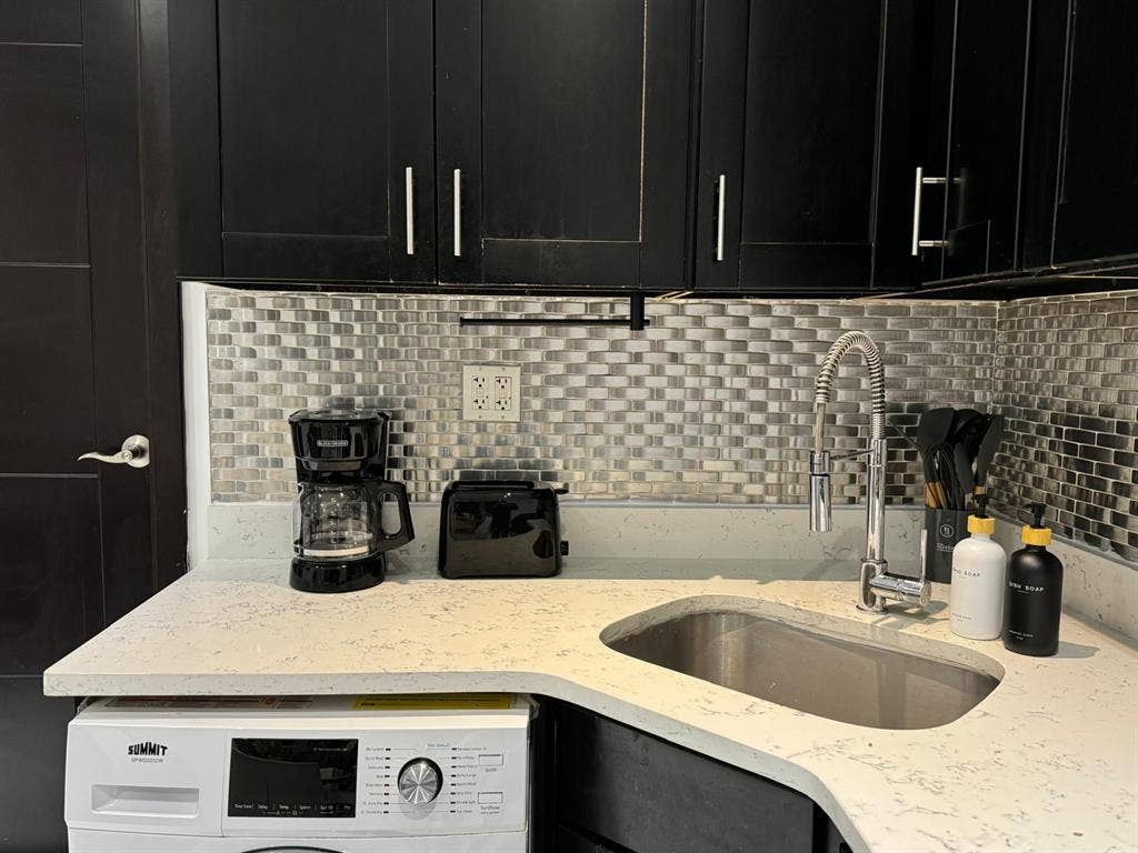 Fully Furnished Sunny Sublet