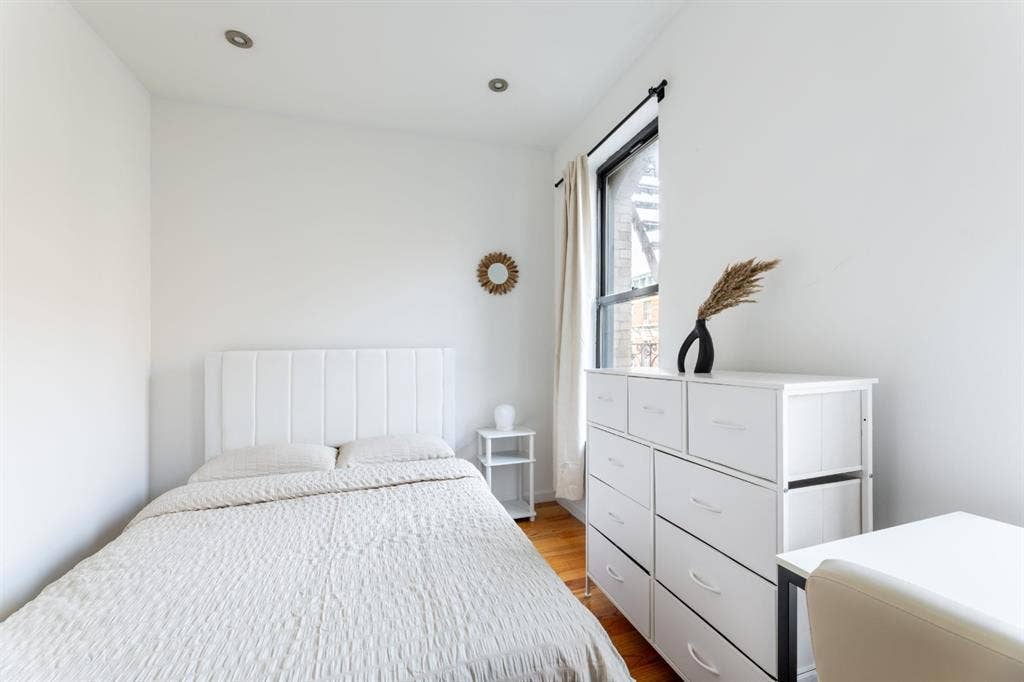 Fully Furnished Sunny Sublet