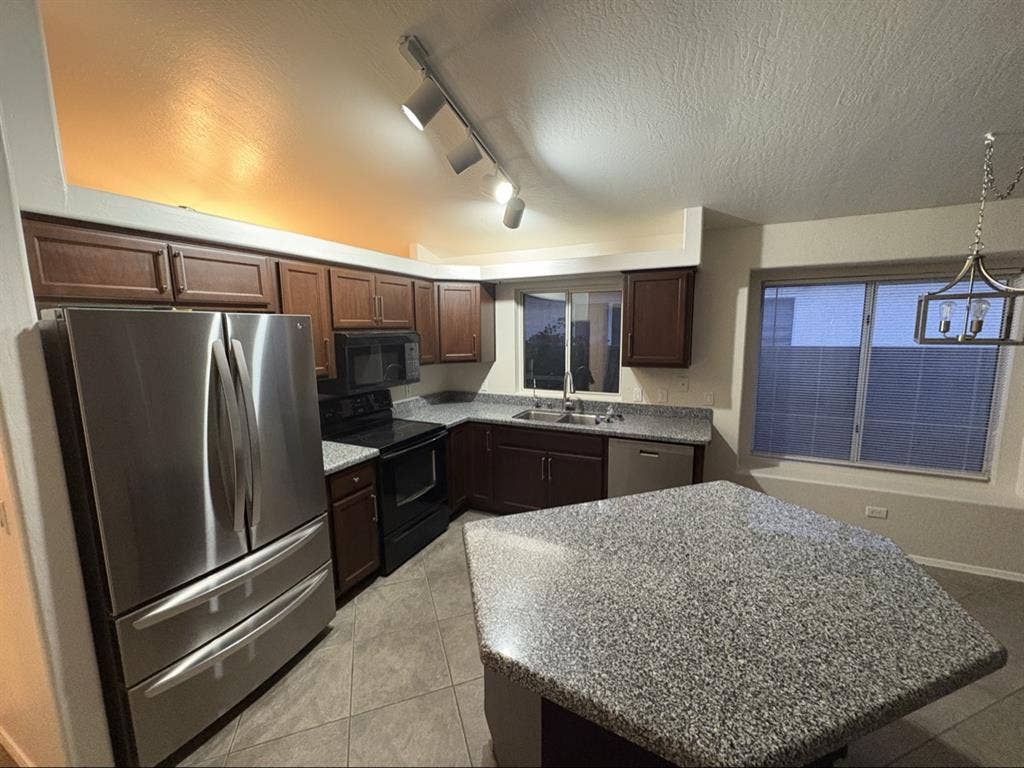 House with 2 spare rooms for rent!