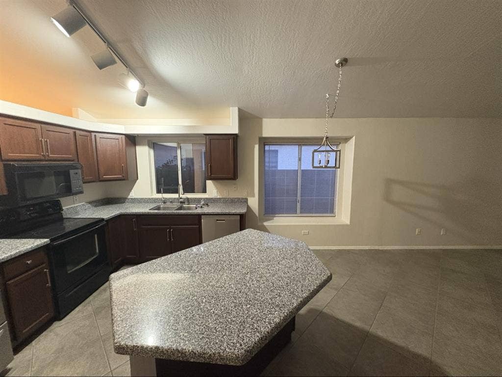 House with 2 spare rooms for rent!