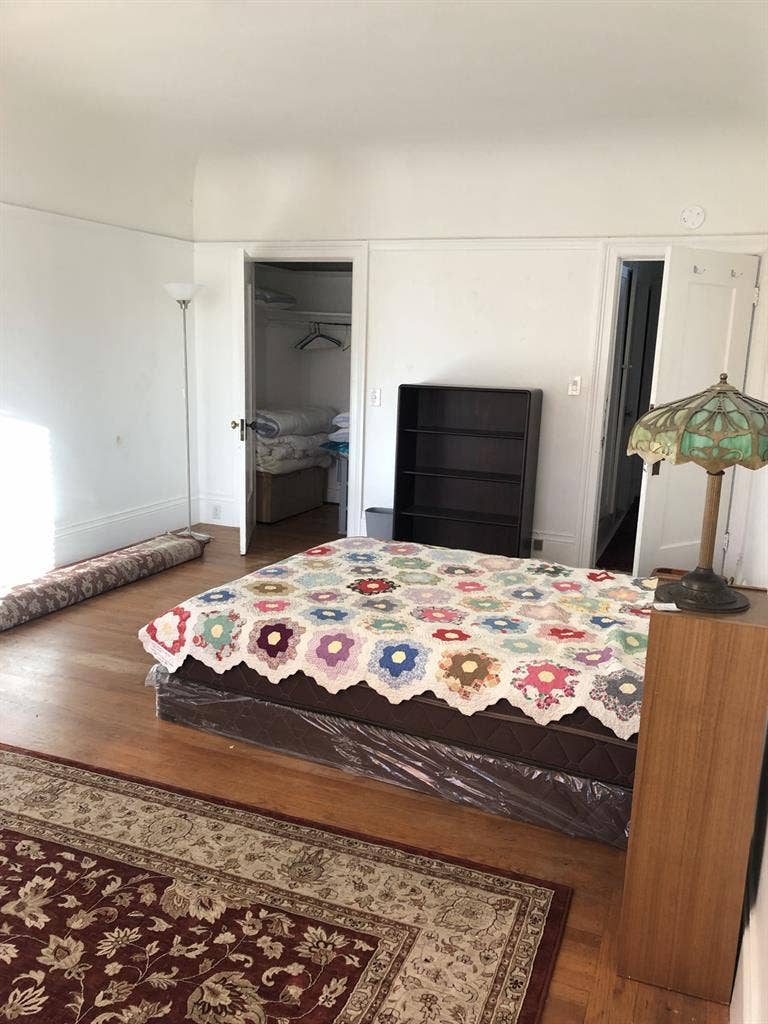Looking for a third person to rent