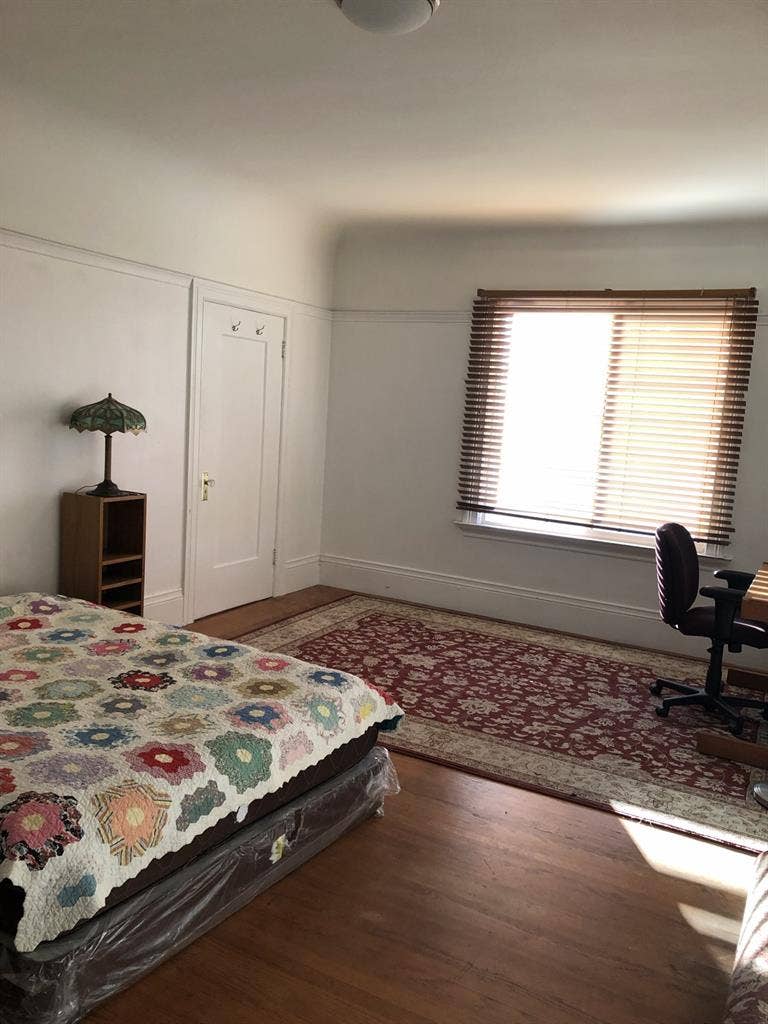 Looking for a third person to rent