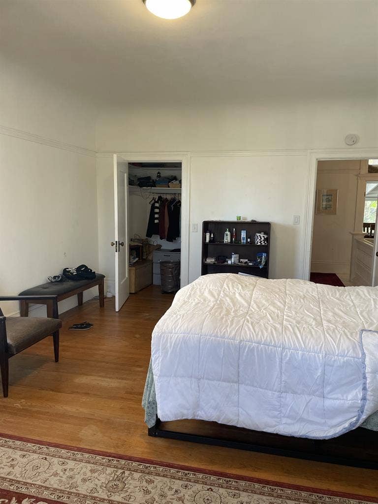 Looking for a third person to rent