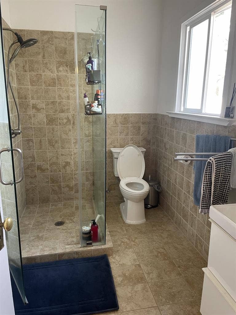Looking for a third person to rent