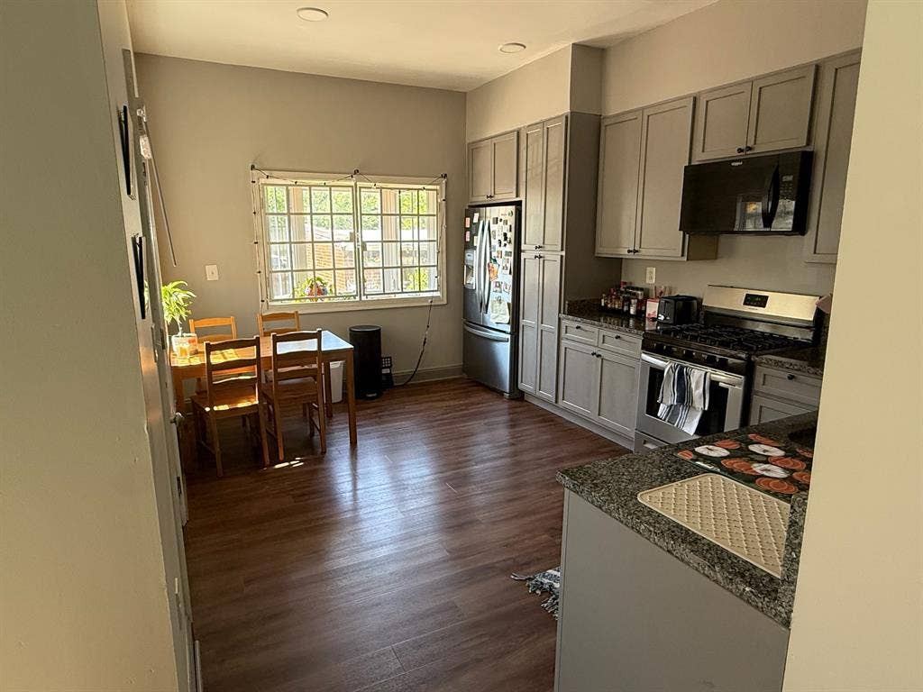 Room+Office+Bathroom in Townhouse
