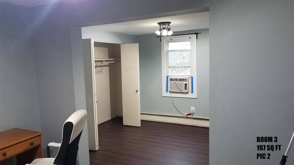 1 room available in quiet house