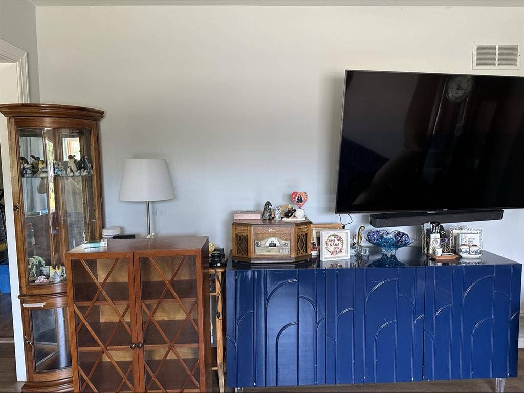 Looking to Rent a room.
