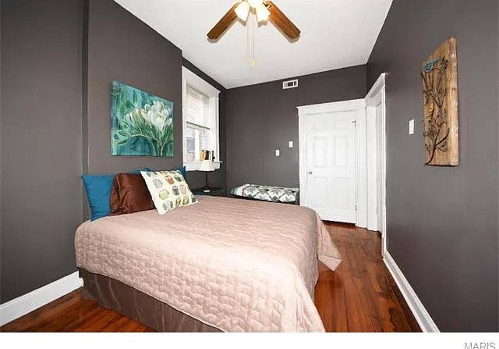 1 bedroom/bathroom(private/public)