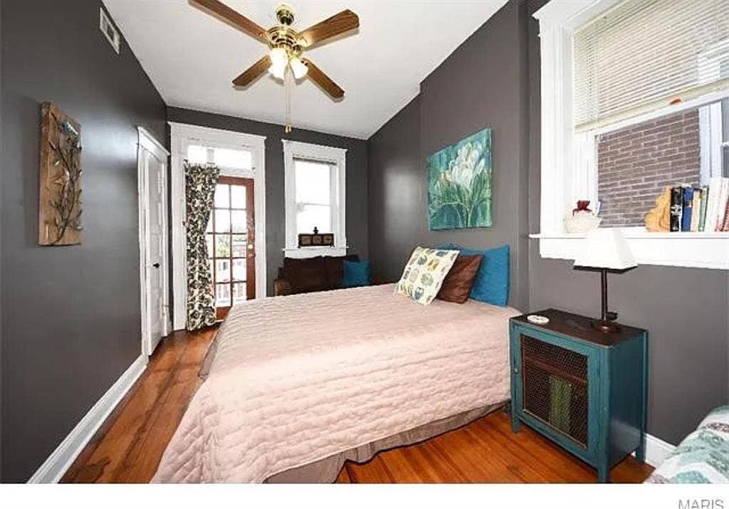 1 bedroom/bathroom(private/public)