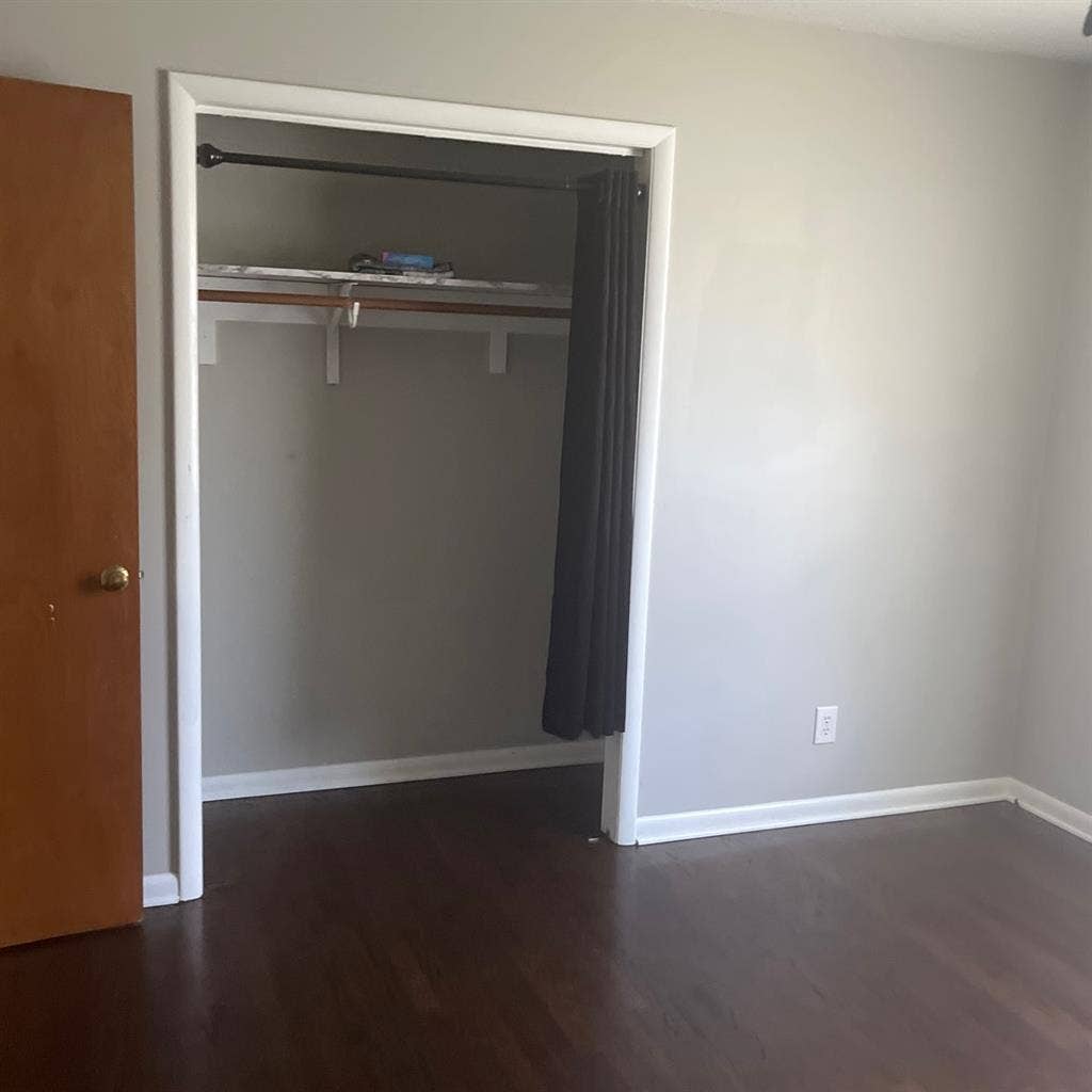 Looking for roommate in Columbia