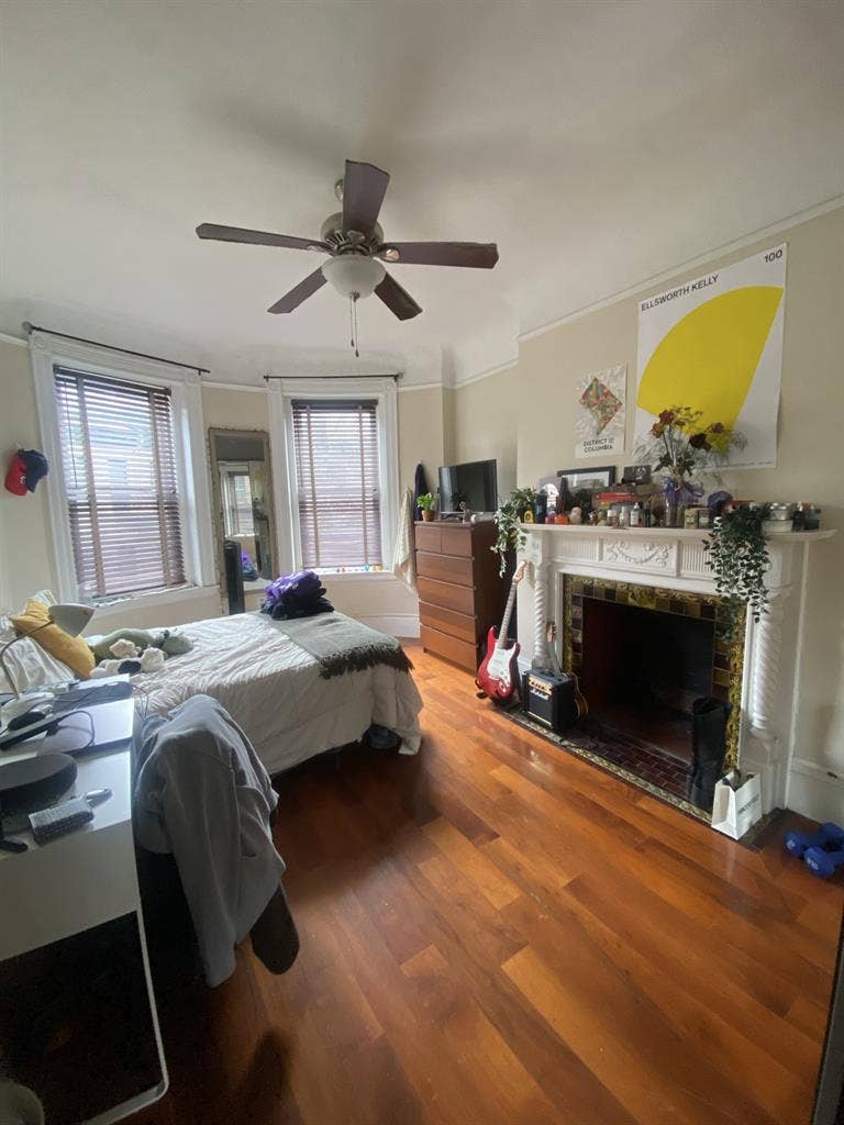 Looking For a Roommatee