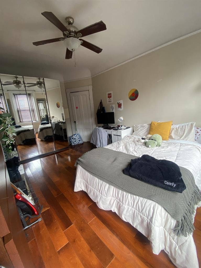 Looking For a Roommatee