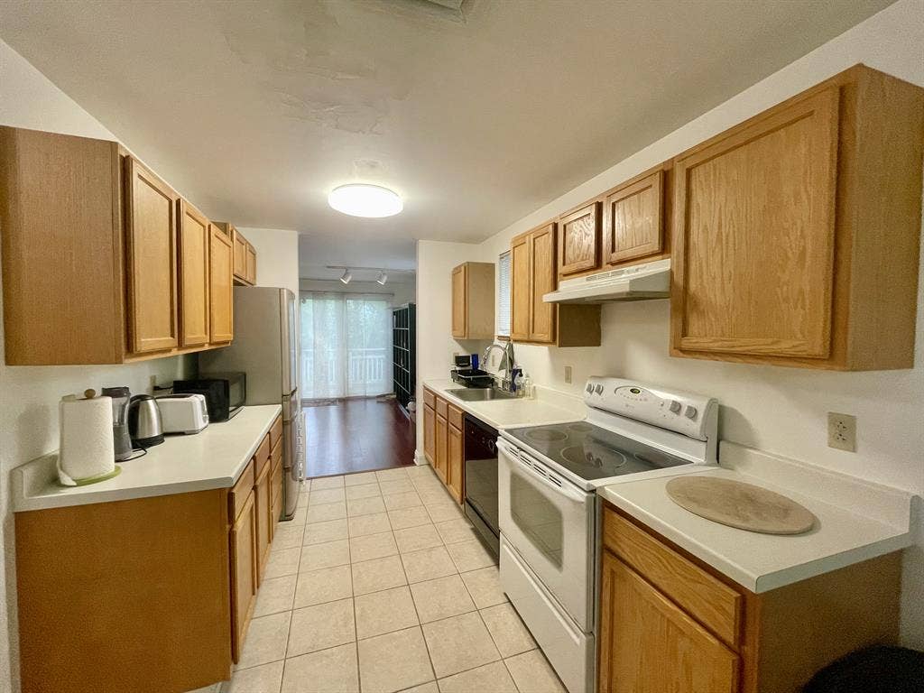 Room in townhouse - clean and cozy!