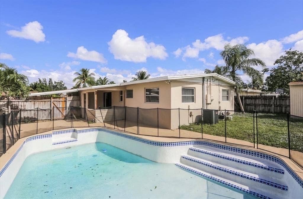 A nice 3Bed 2bath home with pool