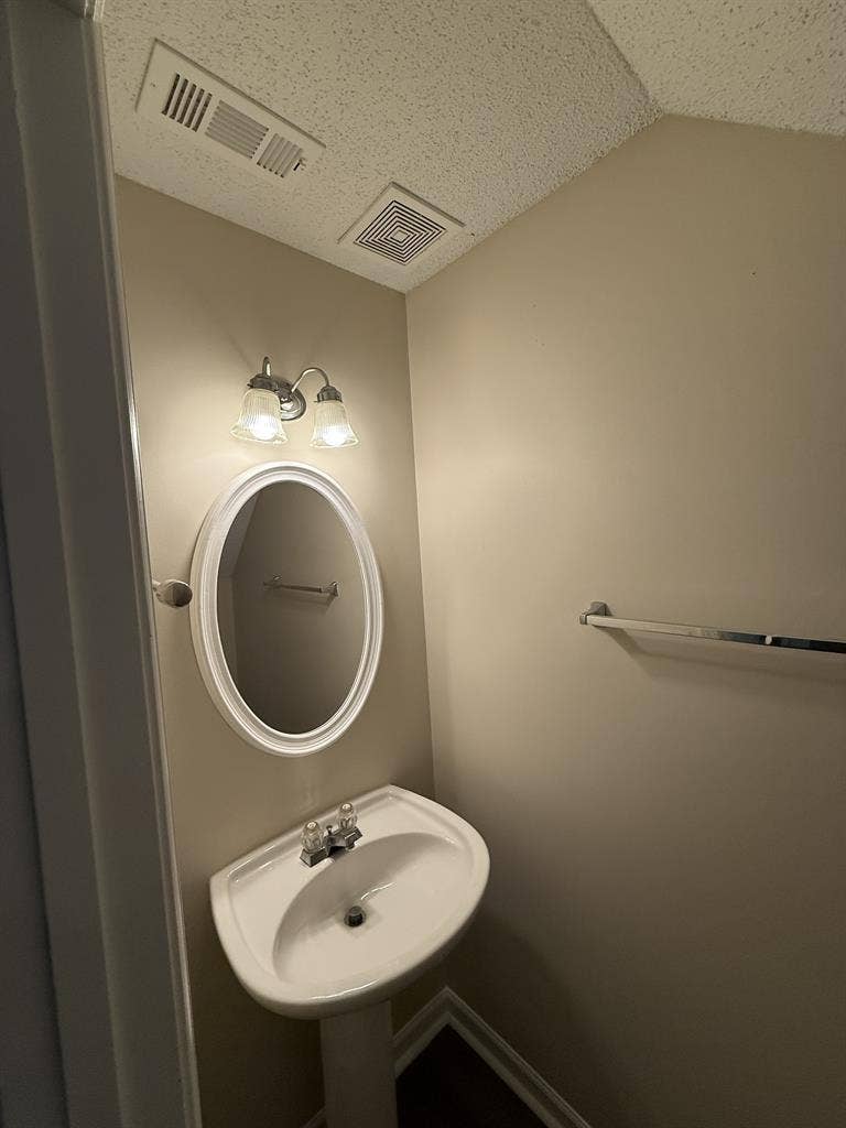 3BR Townhome Near Avalon